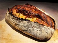 Ein krustiges Weizensauerteigbrot